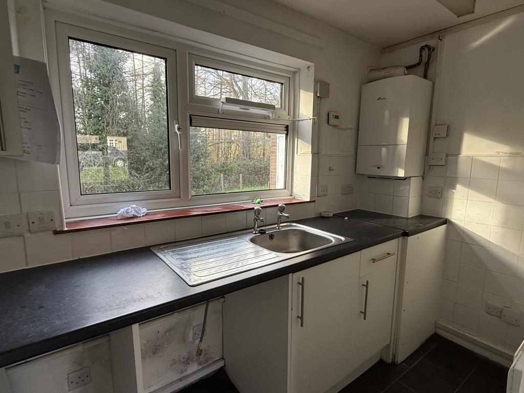 Lot: 71 - GROUND FLOOR FLAT FOR IMPROVEMENT - Kitchen in flat in need of improvement